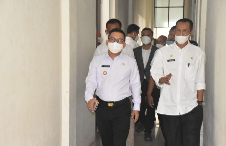 Bupati Banggai Amirudin dan Kepala Dinas TPHP Kabupaten Banggai Usman Suni