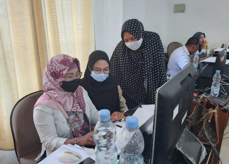 Bagian Perencanaan Dinas Kesehatan Kabupaten Banggai saat melakukan desk penyesuaian belanja yang menggunakan sumber dana DID di kantor BPKAD Kabupaten Banggai.