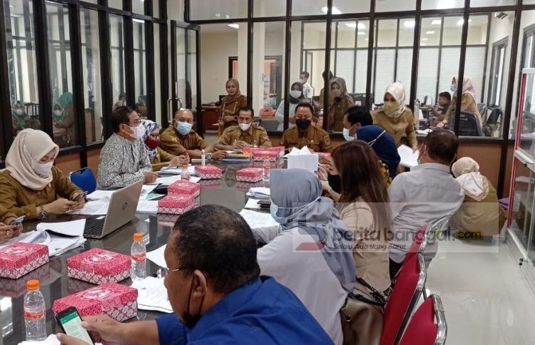 Kepala Dinas Tanaman Pangan Hortikultura dan Perkebunan (TPHP) Kabupaten Banggai, Usman Suni menghadiri konsultasi Rancangan Peraturan Daerah (Raperda) tentang Perlindungan Lahan Pertanian Pangan Berkelanjutan pada Biro Hukum Sekretariat Daerah Provinsi Sulawesi Tengah di Palu, Senin (7/6/2021).
