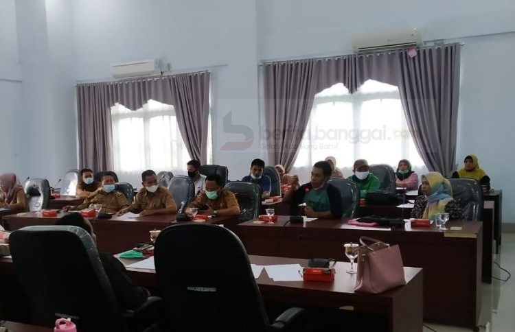Sejumlah masyarakat Desa Lobu, Kecamatan LObu menghadiri Rapat Dengar Pendapat (RDP) bersama Komisi I DPRD Kabupaten Banggai. Rapat yang dipimpin Ketua Komisi I DPRD Banggai, Masnawati, Senin (31/5/2021). (Foto : Yusman/Beritabanggai.com)