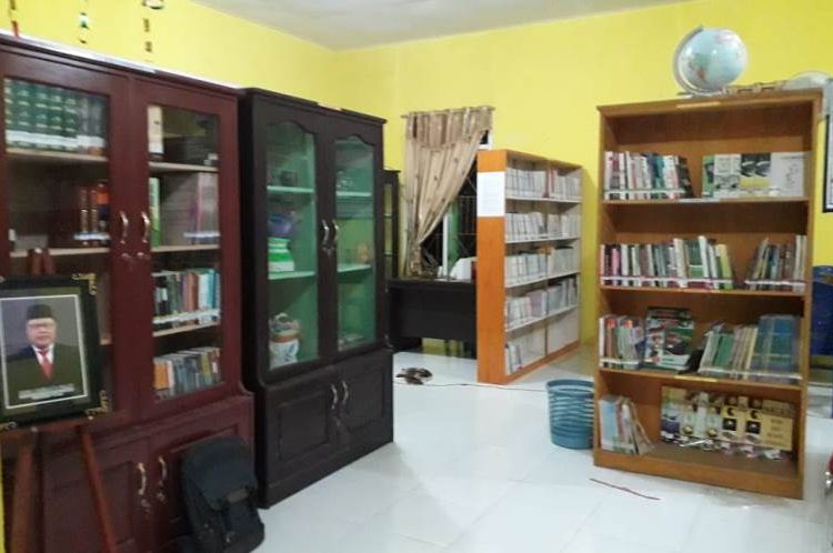 Bantuan koleksi buku bacaan yang diberikan Pemerintah Provinsi Sulawesi Tengah kepada Pustakaan Desa Mansamat B Kecamatan Tinangkung Selatan, Kabupaten Banggai Kepulauan