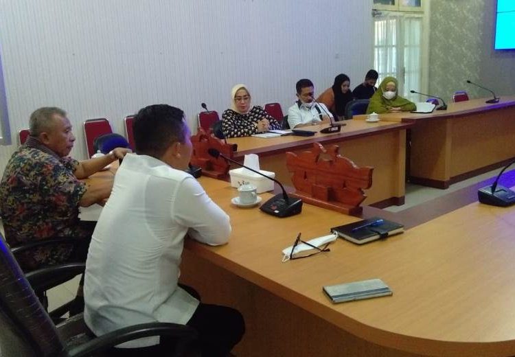 Bupati Banggai Amirudin Tamoreka menggelar pertemuan membahas evaluasi kinerja OPD di lingkungan Pemda Banggai, Jumat (11/6/2021)