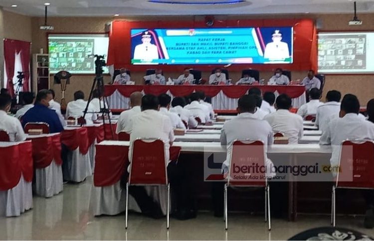 Rapat perdana Bupati Banggai Amirudin Tamoreka dan Organisasi Perangkat Daerah. (Foto: Beritabanggai.com)
