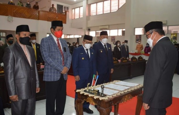 Serah terima jabatan dari mantan Bupati Banggai Herwin Yatim kepada Bupati Banggai Amirudin Tamoreka di DPRD Kabupaten Banggai, Kamis (10/6/2021)