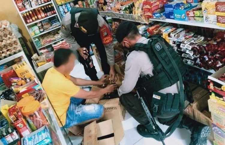 Tim Tarantula Satuan Sabhara Polres Banggai menggeledah salah satu kios milik seorang warga berinisial JS (37) di Kelurahan Bukit Mambual, Kecamatan Luwuk Selatan, Minggu sore (28/6/2021)