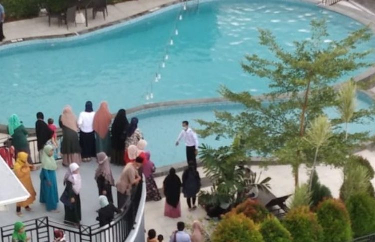 Lepas dari kontrol orang tuanya, tiga orang bocah yang sedang asik berenang di kolam hotel santika, Luwuk, tenggelam dan nyaris tak tertolong pada Rabu (30/6/2021).