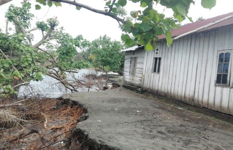 Warga Dusun Tingki-tingki, Kelurahan Sisipan terus mendapat ancaman serius akibat pengingkisan pantai (Abrasi).