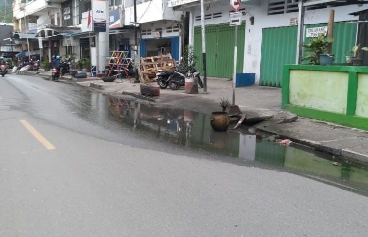 Selokan yang meluap di Jln Jendral Ahmad Yani Kota Luwuk kian jorok. Pemerintah daerah tampak membiarkan kondisi tersebut berlarut-larut.