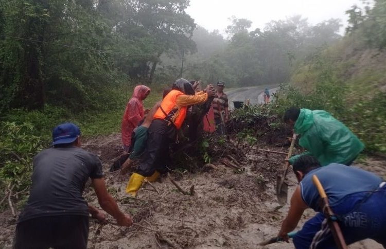 Aparat kepolisian Polsek Pagimana bekerjasama dengan warga setempat melakukan penanganan titik longsor di Desa Poh, Kecamatan Pagimana, Jumat (16/7/2021)
