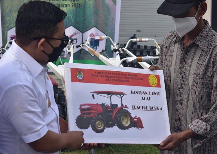 Bupati Banggai Amirudin Tamoreka menyerahkan secara simbolis Mesin dan Alat Pertanian di halaman Dinas TPHP Kabupaten Banggai, Rabu (28/7/2021)