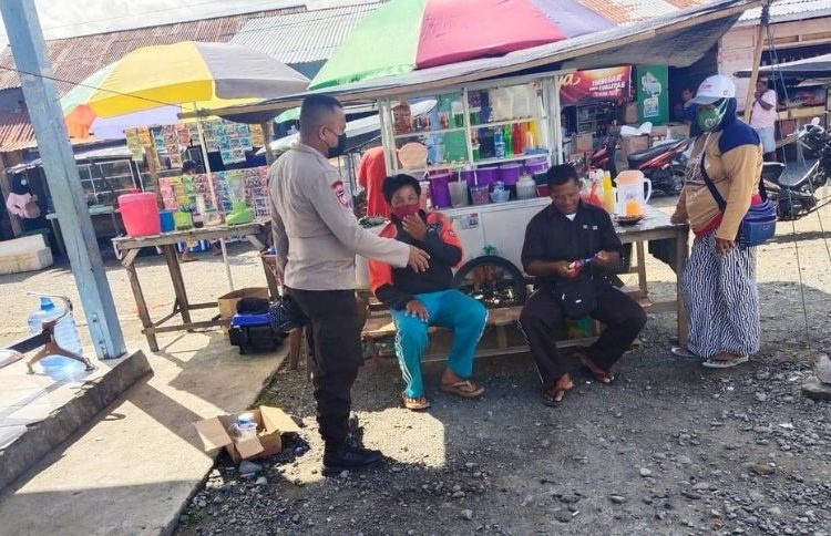 Polisi terus mengingatkan tentang pelaksanaan Pemberlakuan Pembatasan Kegiatan Masyarakat (PPKM) skala mikro kepada para pedagang dan pengunjung di Pasar Sentral, Kecamatan Bunta, Kamis (22/7/2021).