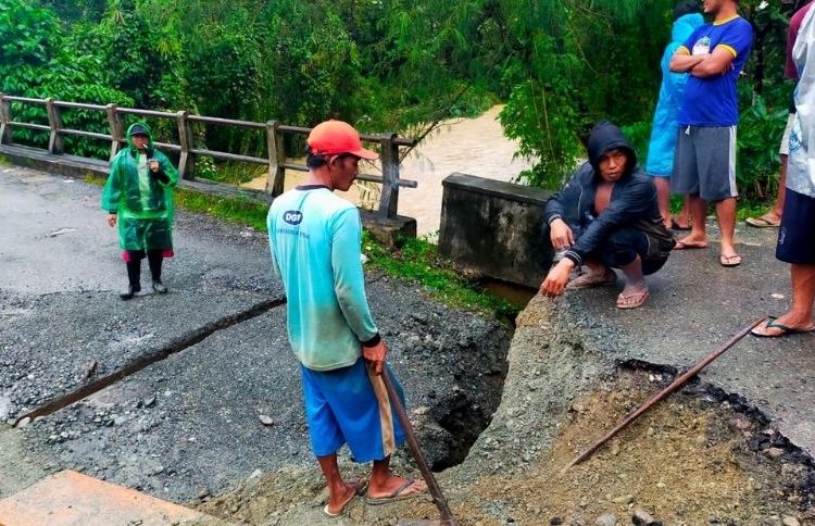 Jembatan yang mehubungkan antara Desa Dwipakarya dan Desa Sumber Mulya, Kecamatan Simpang Raya, Kabupaten Banggai, amblas pada Jumat (16/7/2021) sekitar pukul  17.00 Wita.
