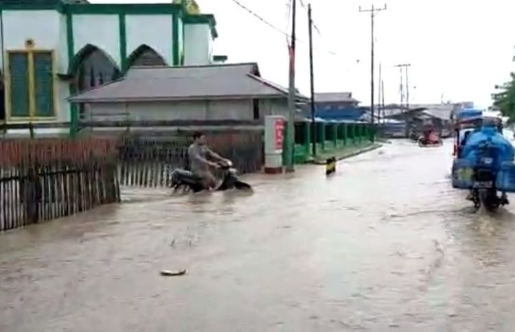 Hujan deras yang mengguyur wilayah Kabupaten Banggai mengakibatkan terjadinya banjir di Kecamatan Pagimana pada Jumat (16/07/2021).