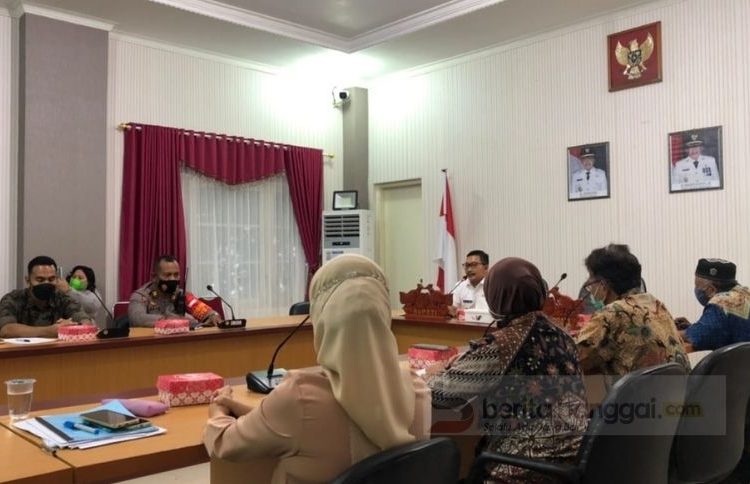 Rapat yang dipimpin Bupati Banggai Amirudin dalam pembahasan masalah antara PT.Sawindo Cemerlang dan petani di Batui