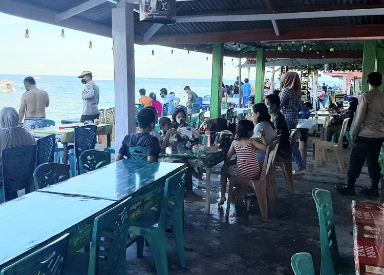 KERUMUNAN : Kerumunan masyarakat masih terjadi di kawasan wisata pantai Kilolima. Padahal saat ini masih berlaku PPKM Level 4. (FOTO: BUDI-Beritabanggai.com)