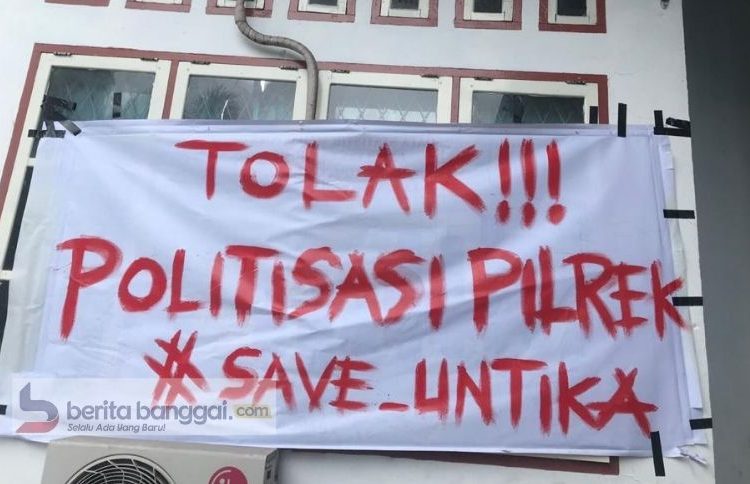 Sebuah spanduk berisikan pesan penolakan politisasi dalam proses pemilihan Rektor dipajang di dinding kampus Universitas Tompotika Luwuk, Rabu (25/8/2021) (Foto: Firman/Beritabanggai.com)