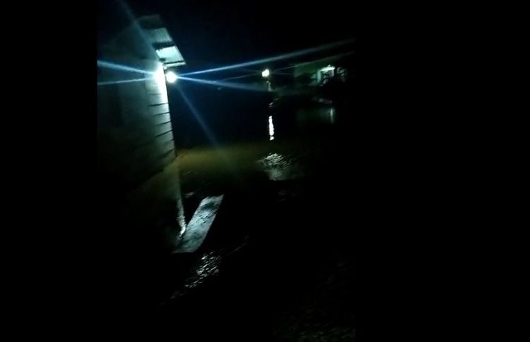 Banjir mulai menggenani pemukiman penduduk di Desa Minangandala Kecamatan Masama malam ini, Kamis (19/8/2021)