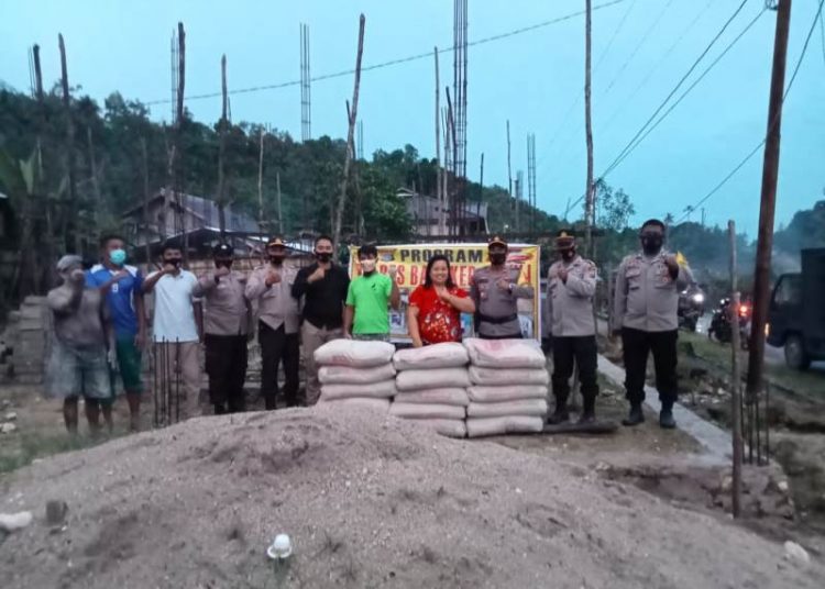 Polres Banggai Kepualauan Peduli melakukan aksi sosial berupa memberi  bantuan semen di 6 (enam) rumah ibadah yang berada di Kecamatan Buko, Kamis (26/08/21).