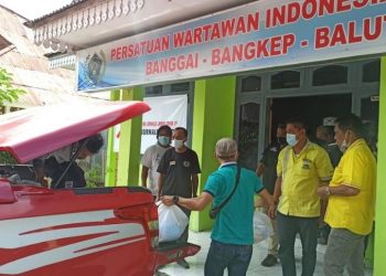 Partai Golkar Serahkan Bantuan 100 Paket Sembako Untuk Jurnalis