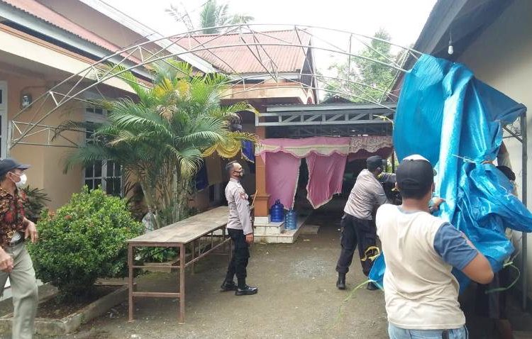 Pemilik hajatan perkawinan bersama sama dengan TNI Polri melakukan pembongkaran tenda yang rencana untuk melangsugkan pernikahan di Desa Tohitisari Kecamatan Toili, Kamis (5/8/2021)