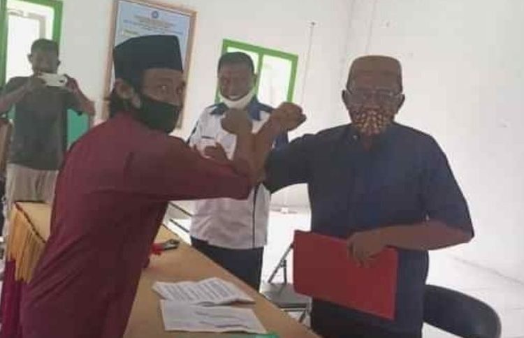 Salah seorang aktivis pemuda asal Banggai Kepulauan Surip Suludani, saat mendaftarkan diri sebagai calon kepala desa