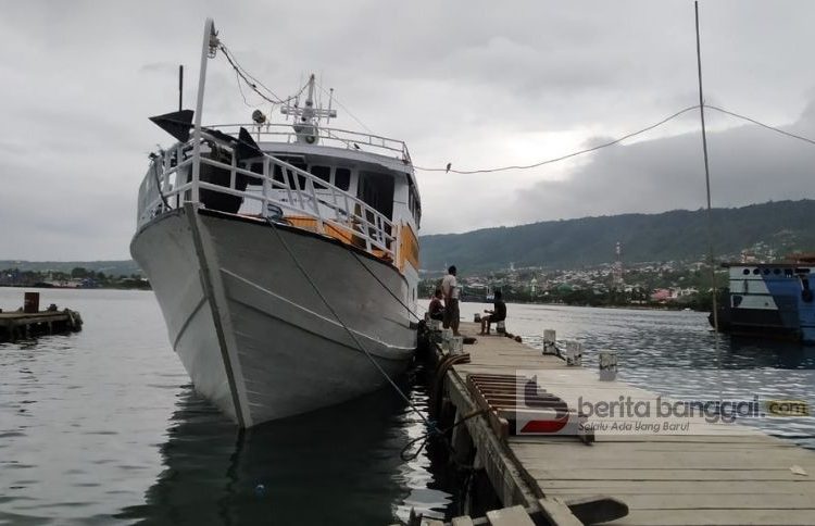 Suasana di pelabuhan rakyat Luwuk Kabupaten Banggai tampak sepi. Jumlah penumpang sangat kurang dan membuat pengusaha jasa transportasi laut mengalami kerugian. (Foto: Yusman/Beritabanggai.com)
