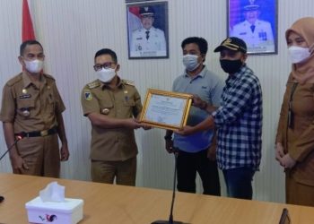 Karang Taruna Lainsama Desa Tangeban Dapat Penghargaan Dari Bupati Banggai