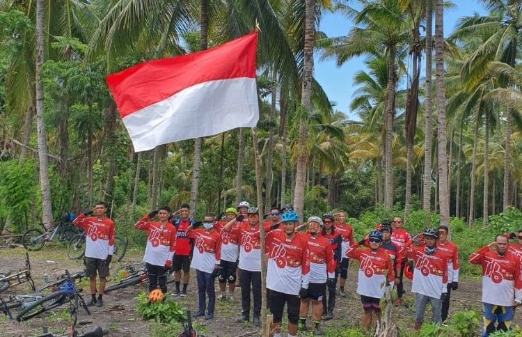 Sekelompok pesepeda yang tergabung dalam komunitas Tuturuga Adventure Luwuk Banggai mereka melaksanakan pengibaran bendera merah putih pada tanggal 17 Agustus 2021 di jalur Tano Mohobo, bukit halimun Kelurahan Tombang Permai.