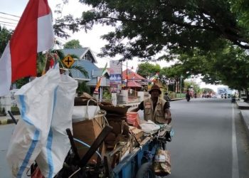 Kisah Abdul Yasin (71), Pemulung Kota Luwuk Yang Selalu Kibarkan Merah Putih di Gerobaknya