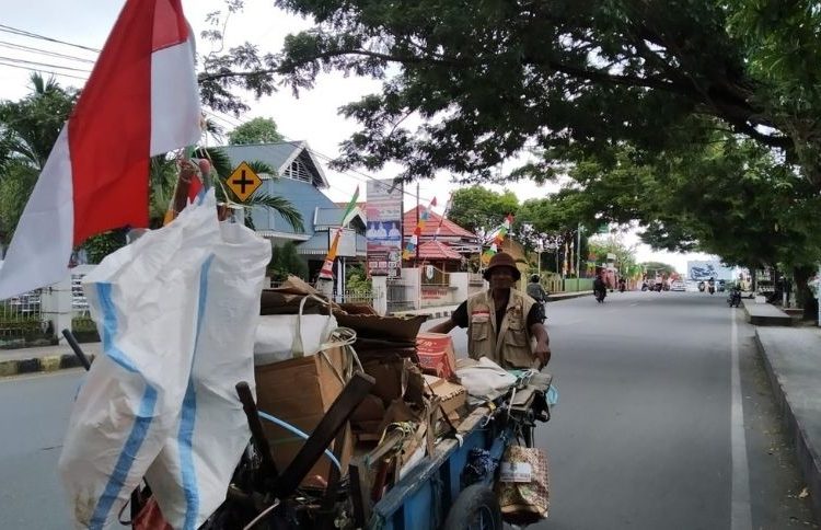 Abdul Yasin Basirun, pria berusia 71 tahun kelahiran Gorontalo, sehari hari menjalani aktivitasnya sebagai pemulung di Kota Luwuk.
