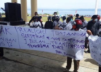 PGRI Bangkep Demo di Kantor Bupati, Tuntut Pembayaran Sertifikasi