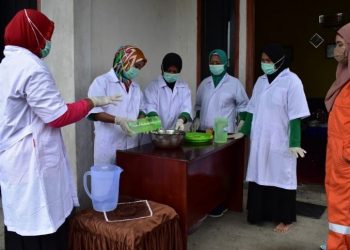 Inovasi Kelompok Binaan JOB Tomori Produksi Disinfektan Dan Handsanitizer Herbal