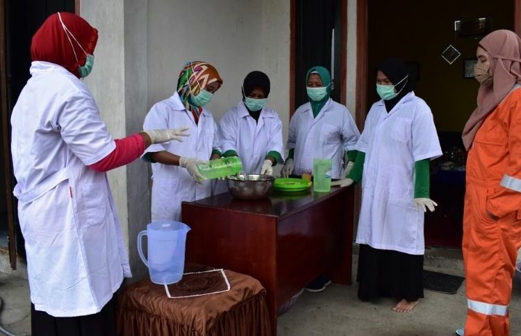 Prosen Pembuatan Disinfektan Dan Handsanitizer Herbal oleh kelompok binaan JOB Tomori di Kecamatan Batui Selatan