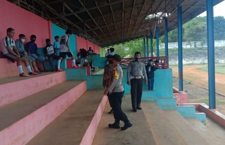 Aparat kepolisian dari Polsek Luwuk membubarkan pertandingan sepak bola persahabatan yang dilaksanakan di GOR Kilongan, Luwuk Utara, Sabtu (21/8/2021).