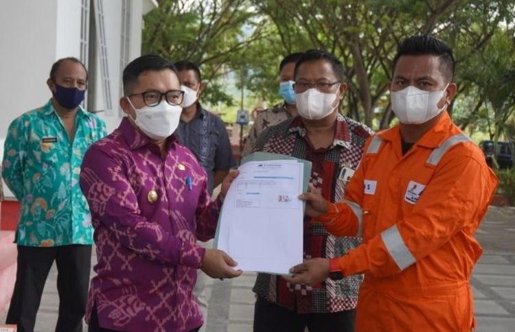 Penyerahan bantuan oleh JOB Pertaminan Medco Tomori Sulawesi kepada pemerintah daerah Kabupaten Banggai, terkait penanganan covid-19 di Kabupaten Banggai.