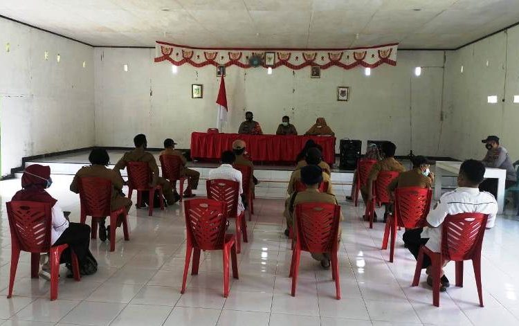 Rapat evaluasi penanganan Covid-19 wilayah Kecamatan Bualemo, di Balai Desa Bualemo A, Senin (16/8/2021).