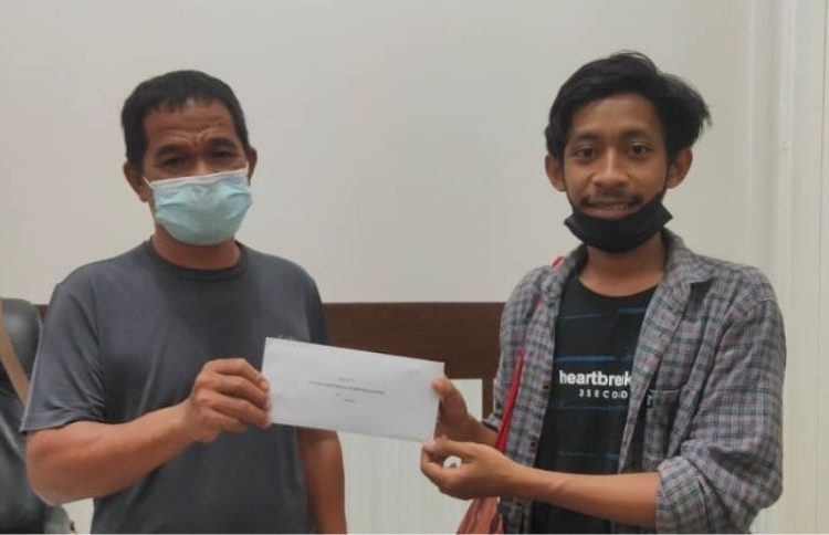 Koalisi mahasiswa Untika saat menyerahkan surat kepada Ketua Yayasan, yang diterima staf Sekretariat Daerah Kabupaten Banggai.