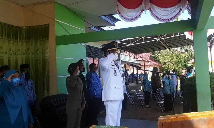 Upacara peringatan hari ulang Republik Indonesia Ke-67 yang dilaksanakan di Kantor Camat Kecamatan Tinangkung Selatan Kabupaten Banggai Kepulauan berlangsung hikmad.