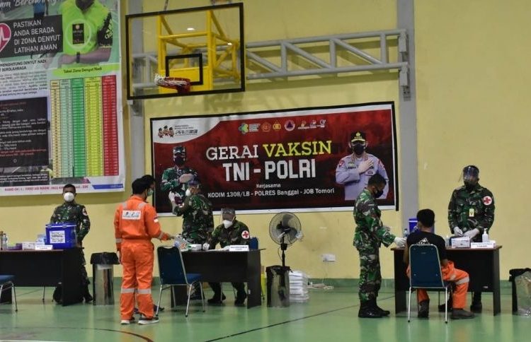 Kegiatan vaksinasi yang dilaksanakan JOB Tomori dengan bekerjasama TNI dan Polri