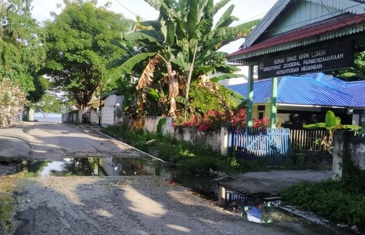 Kondisi jalan yang terletak di depan Rumah Dinas Kantor Pelayanan Perbendaharaan Negara (KPPN) di Kelurahan Karaton, Kecamatan Luwuk, Kabupaten Banggai, tidak terawat dan dibiarkan begitu saja oleh Pemerintah Daerah.