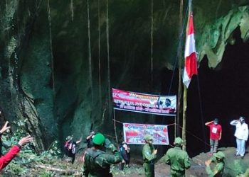 Bendera Merah Putih Dikibarkan di Gua Wira Kecamatan Masama