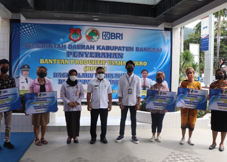 SERAHKAN BPUM : Bupati Banggai Amirudin Tamoreka menyerahkan bantuan produktif usaha mikro yang disalurkan melalui Bank Rakyat Indonesia cabang Luwuk, Rabu (1/9/2021). [FOTO FOR Beritabanggai.com]