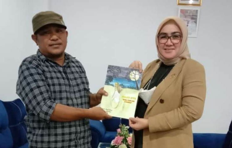 Ketua Iguana Tompotika Moh Hidayat saat menemui  Wakil Ketua DPRD Kabupaten Banggai