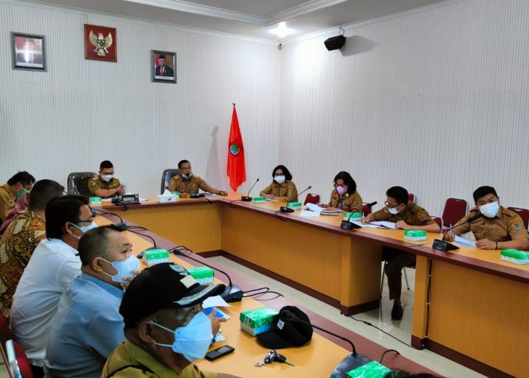 Bupati Banggai Amirudin Tamoreka saat mendegarkan progres investasi tambak udang Vaname oleh PT Lautan International Jaya, Senin (27/9/2021). [FOTO ISTIMEWA]