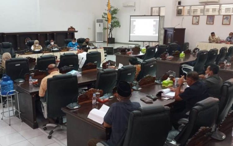 Pembahasan KUA PPAS Kabupaten Banggai tahun 2022 oleh tim Pemda Banggai dan DPRD Kabupaten Banggai