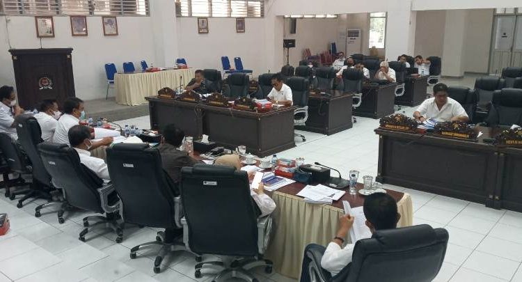 Badan Anggaran DPRD Banggai dan TAPD Kabupaten Banggai dalam pembahasan KUPA 2021