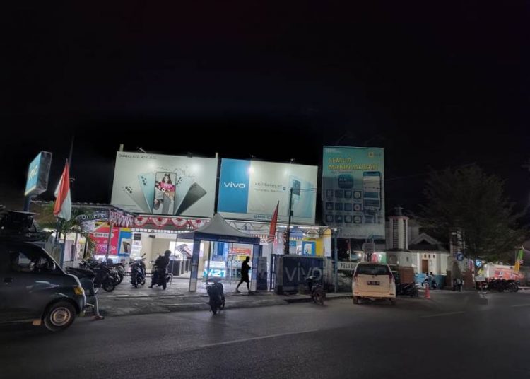 Salah satu pusat penjualan HP di Jalan Sam Ratulangi samping pelabuhan Luwuk, (Foto: Yusman/Beritabanggai.com)