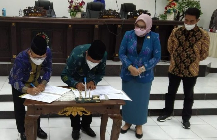 Penandatanganan R APBD 2021 antara Bupati Banggai Amirudin dan Ketua DPRD Banggai Suprapto, Rabu (29/9/2021)