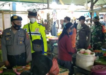 Personel TNI Polri Bersama Gugus Tugas Bangkep Pantau Prokes Di Pasar Salakan