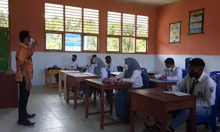 Pembelajaran tatap muka secara terbatas mulai berjalan di Sekolah Menengah Atas Negri I Tinangkung Selatan Kabupaten Banggai Kepulauan.